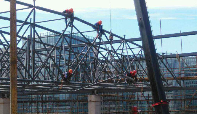 阆中论网架装配施工中搭设脚手架应当留神的事故